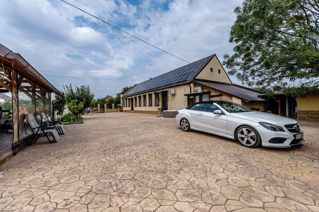 Proprietate de vis cu teren 2.880 mp și facilități PREMIUM Comision 0 De vânzare Proprietate de vis cu teren 2.880 mp și facilități PREMIUM Comision 0 în zona Arad 4 camere 2 dormitoare Arad 3