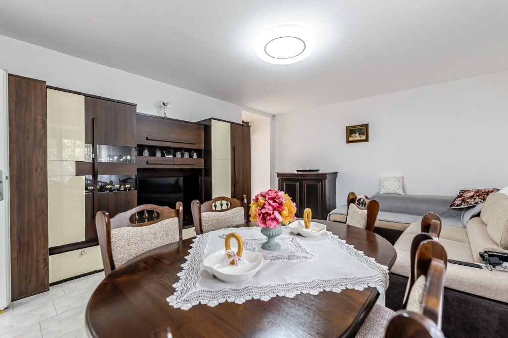 Proprietate de vis cu teren 2.880 mp și facilități PREMIUM Comision 0 De vânzare Proprietate de vis cu teren 2.880 mp și facilități PREMIUM Comision 0 în zona Arad 4 camere 2 dormitoare Arad 9