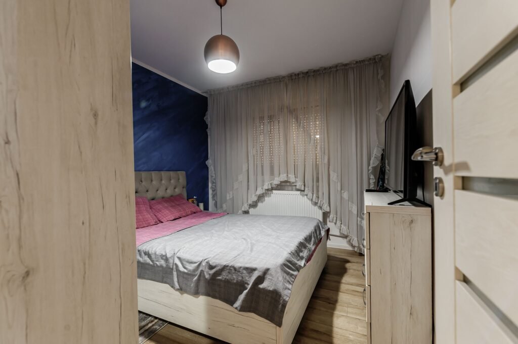 De vânzare REZERVAT Locuința ideală pentru început de drum, mobilat și utilat. în zona Aurel Vlaicu 2 camere 1 dormitor Arad 1