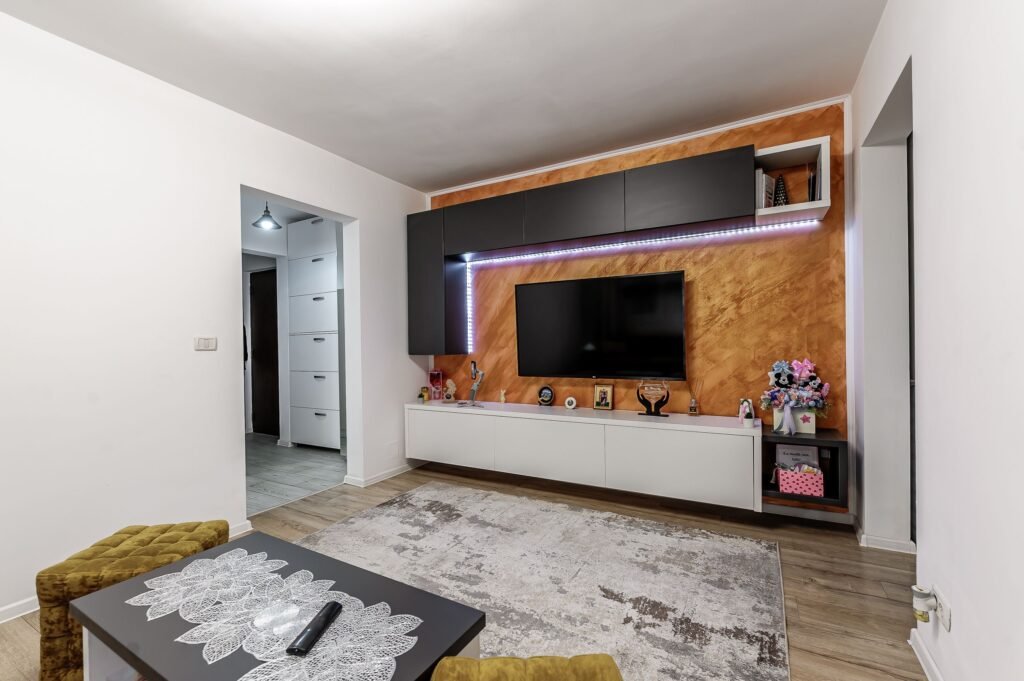 De vânzare REZERVAT Locuința ideală pentru început de drum, mobilat și utilat. în zona Aurel Vlaicu 2 camere 1 dormitor Arad 3