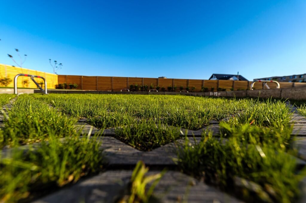 De vânzare SINGURUL APARTAMENT CU GRADINA DIN NOUL BLOC R39, ARED RED 9 în zona UTA 3 camere 2 dormitoare Arad 1