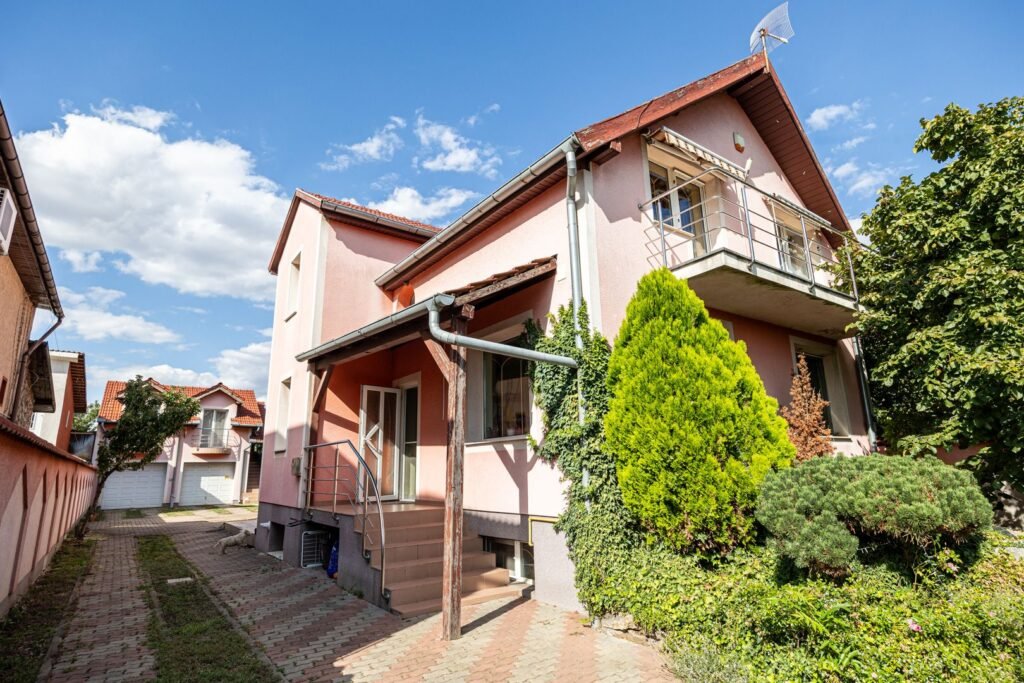 De vânzare Vilă cu 6 camere în zona rezidențială – Poltura în zona Poltur 6 camere 5 dormitoare Arad 1