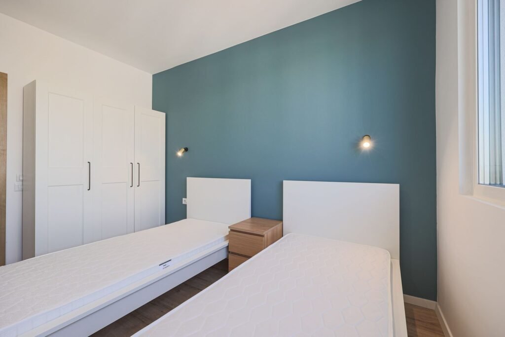 De vânzare 📊 INVESTIȚIE SIGURĂ – Apartament 2 camere cu chiriaș activ în zona UTA 3 camere 2 dormitoare Arad 1