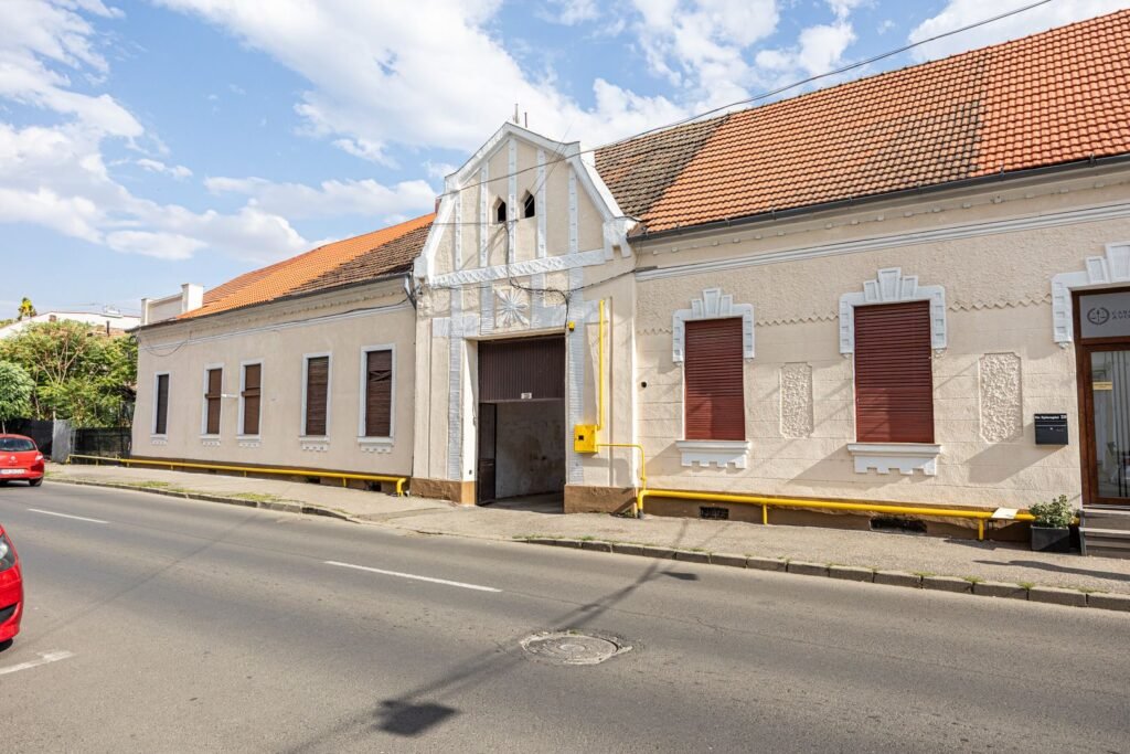 De vânzare Apartament central, strada Episcopiei cu loc de parcare Comision 0 în zona Central 3 camere 1 dormitor Arad 1