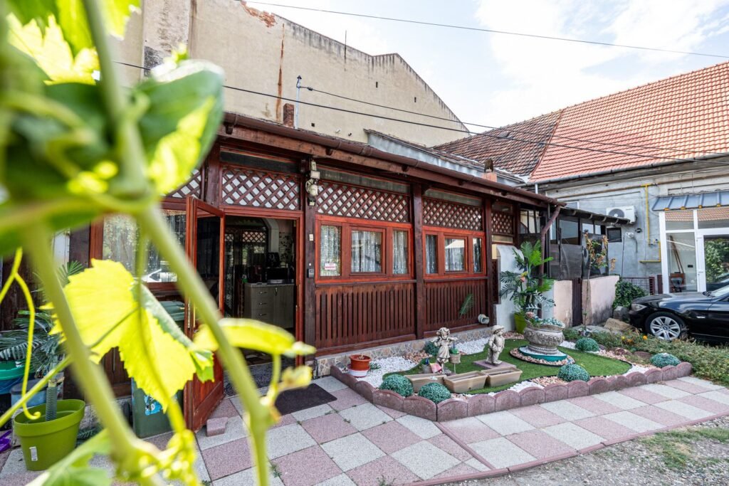 De vânzare Apartament central, strada Episcopiei cu loc de parcare Comision 0 în zona Central 3 camere 1 dormitor Arad 2