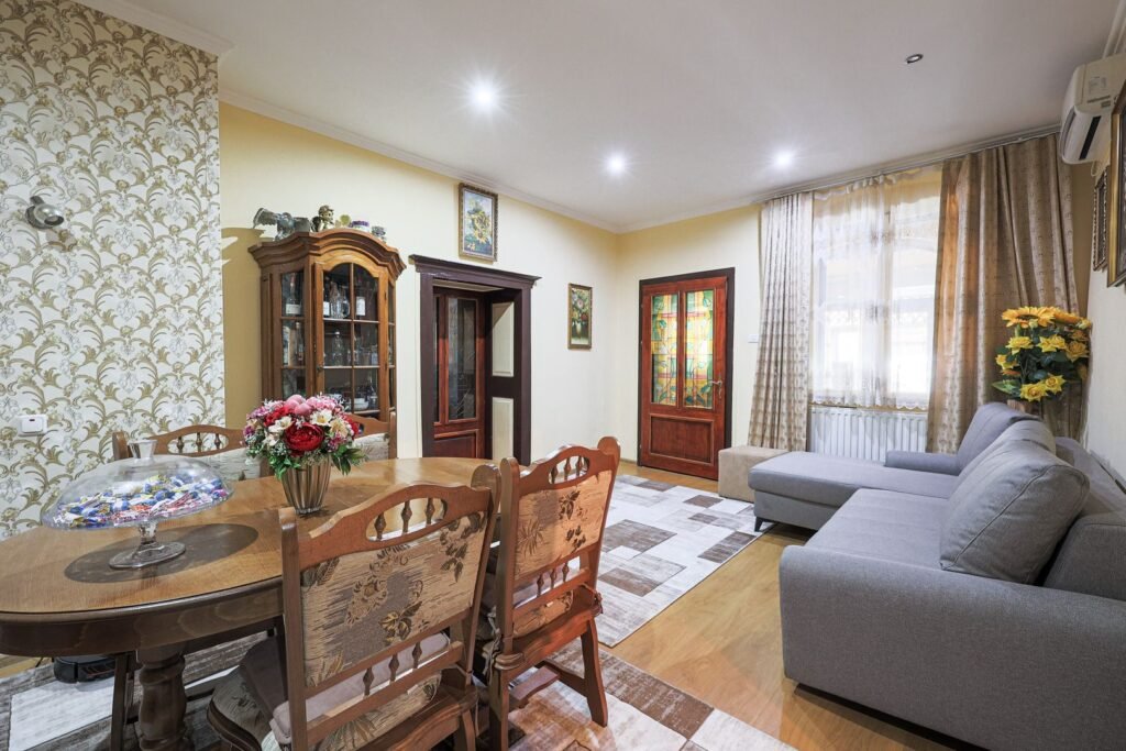 De vânzare Apartament central, strada Episcopiei cu loc de parcare Comision 0 în zona Central 3 camere 1 dormitor Arad 3