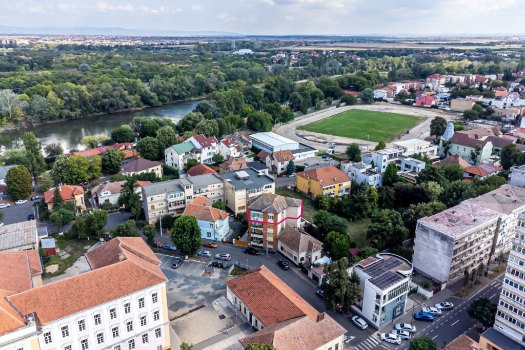 De vânzare Apartament cu 4 camere LUX, zona Gloria – Pedagogic – Malul Mureșului în zona Ultracentral 4 camere 2 dormitoare Arad 1