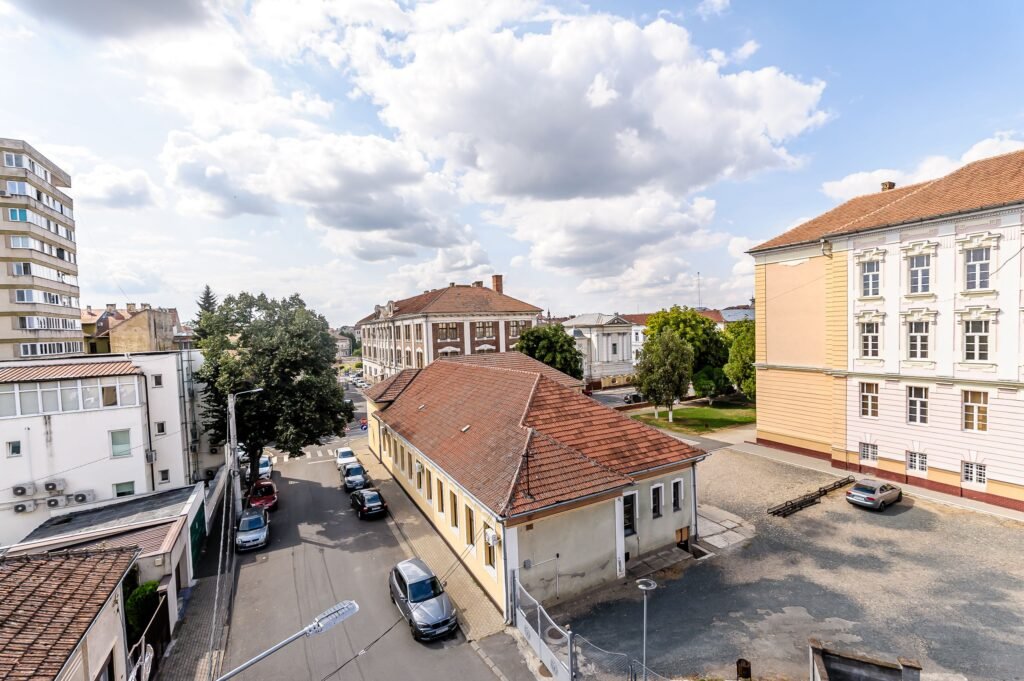 De vânzare Apartament cu 4 camere LUX, zona Gloria – Pedagogic – Malul Mureșului în zona Ultracentral 4 camere 2 dormitoare Arad 3