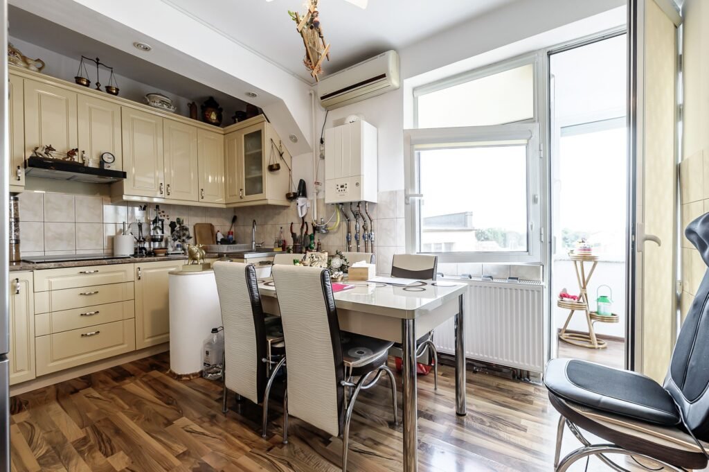 De vânzare Apartament cu 4 camere LUX, zona Gloria – Pedagogic – Malul Mureșului în zona Ultracentral 4 camere 2 dormitoare Arad 4