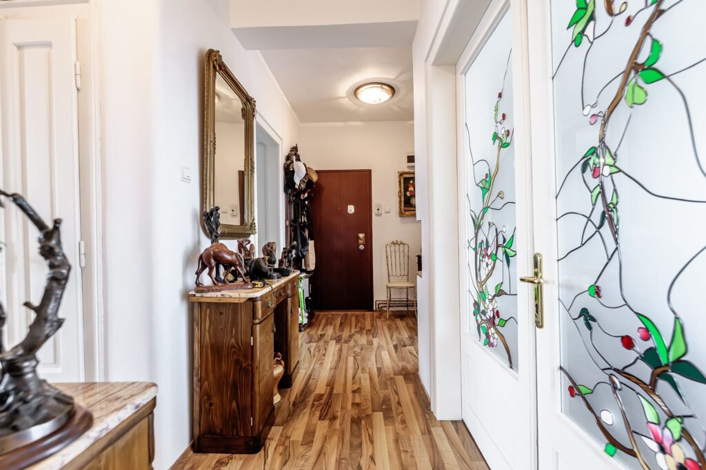 De vânzare Apartament cu 4 camere LUX, zona Gloria – Pedagogic – Malul Mureșului în zona Ultracentral 4 camere 2 dormitoare Arad 5