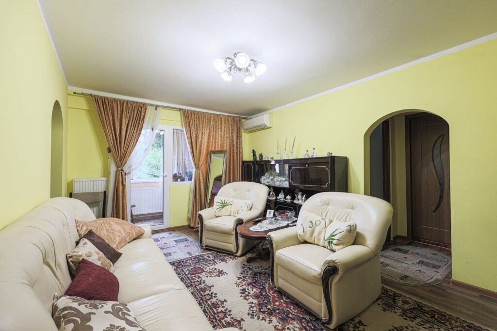De vânzare Apartament, la etajul 1, cu balcon spre zona verde, malul Muresului în zona Romanilor 4 camere 3 dormitoare Arad 1