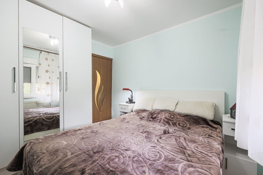 De vânzare Apartament, la etajul 1, cu balcon spre zona verde, malul Muresului în zona Romanilor 4 camere 3 dormitoare Arad 2