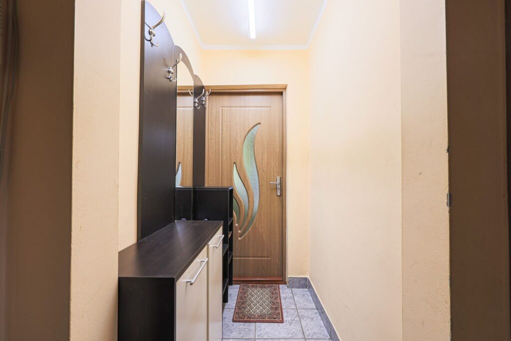 De vânzare Apartament, la etajul 1, cu balcon spre zona verde, malul Muresului în zona Romanilor 4 camere 3 dormitoare Arad 3