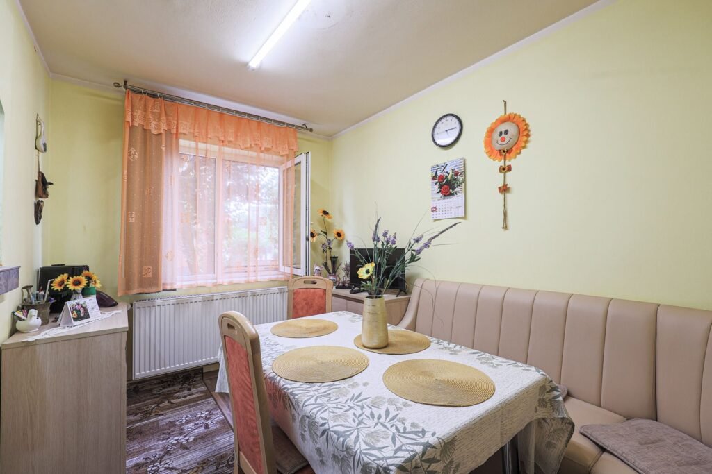 De vânzare Apartament, la etajul 1, cu balcon spre zona verde, malul Muresului în zona Romanilor 4 camere 3 dormitoare Arad 4