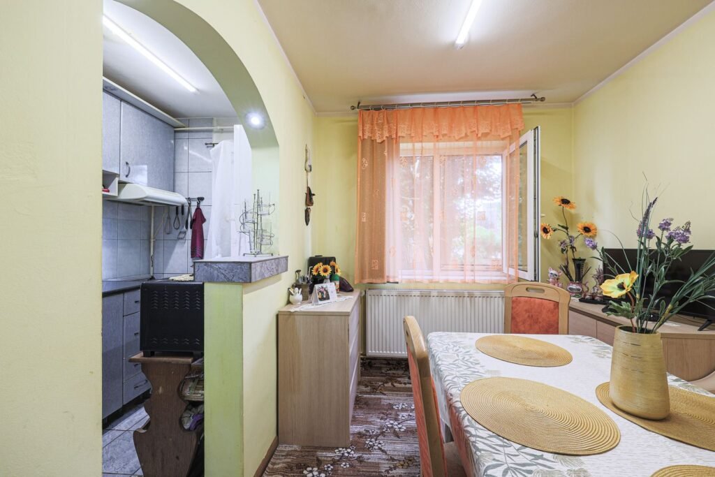 De vânzare Apartament, la etajul 1, cu balcon spre zona verde, malul Muresului în zona Romanilor 4 camere 3 dormitoare Arad 5