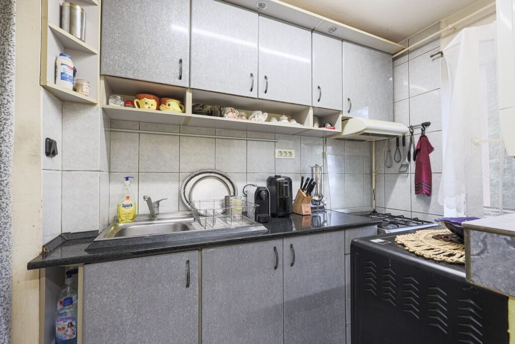 De vânzare Apartament, la etajul 1, cu balcon spre zona verde, malul Muresului în zona Romanilor 4 camere 3 dormitoare Arad 6