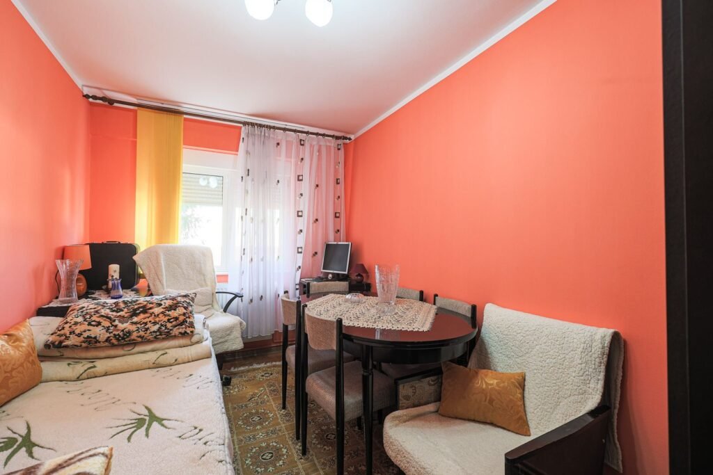 De vânzare Apartament, la etajul 1, cu balcon spre zona verde, malul Muresului în zona Romanilor 4 camere 3 dormitoare Arad 7