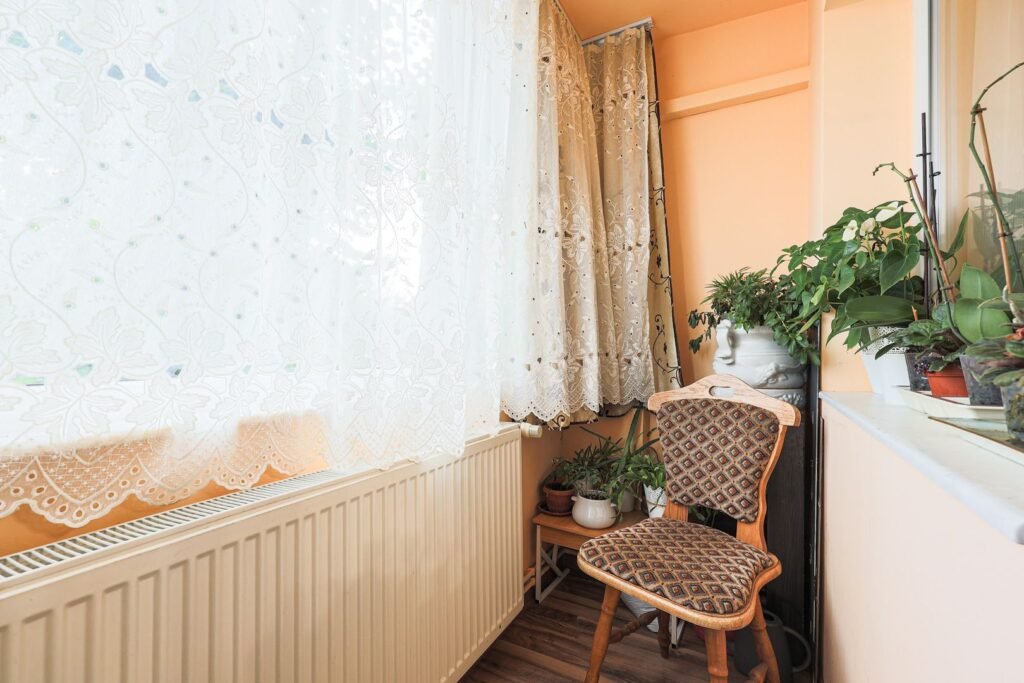 De vânzare Apartament, la etajul 1, cu balcon spre zona verde, malul Muresului în zona Romanilor 4 camere 3 dormitoare Arad 8