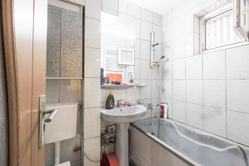 De vânzare Apartament, la etajul 1, cu balcon spre zona verde, malul Muresului în zona Romanilor 4 camere 3 dormitoare Arad 9