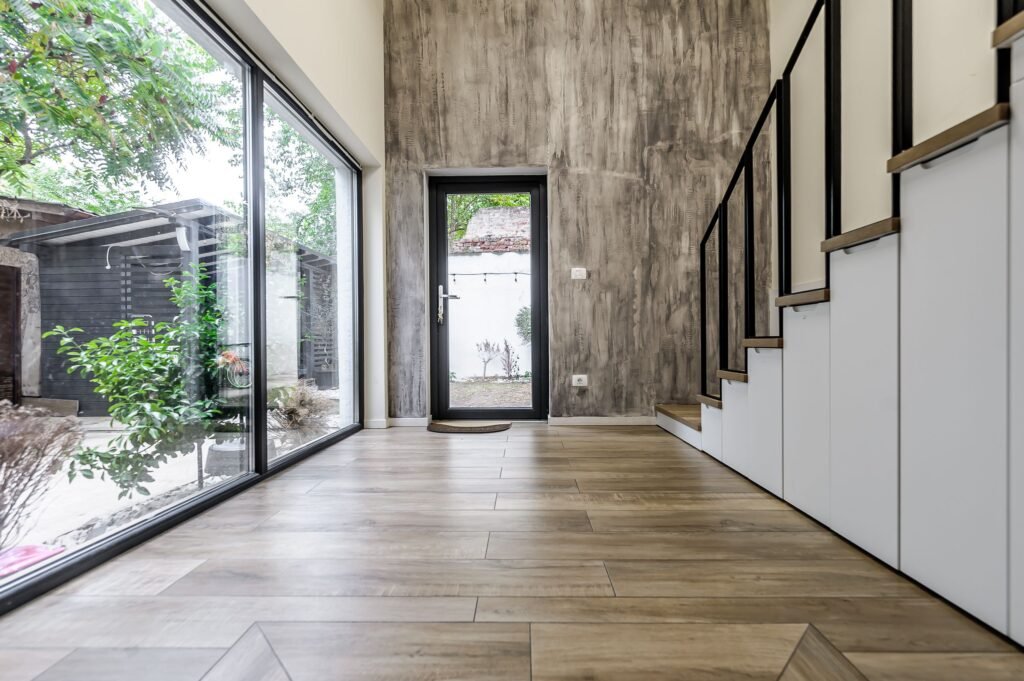 Apartament tip casa, cu gradina proprie, in zona centrala a Aradului De vânzare Apartament tip casa, cu gradina proprie, in zona centrala a Aradului în zona Ultracentral 3 camere 2 dormitoare Arad 2