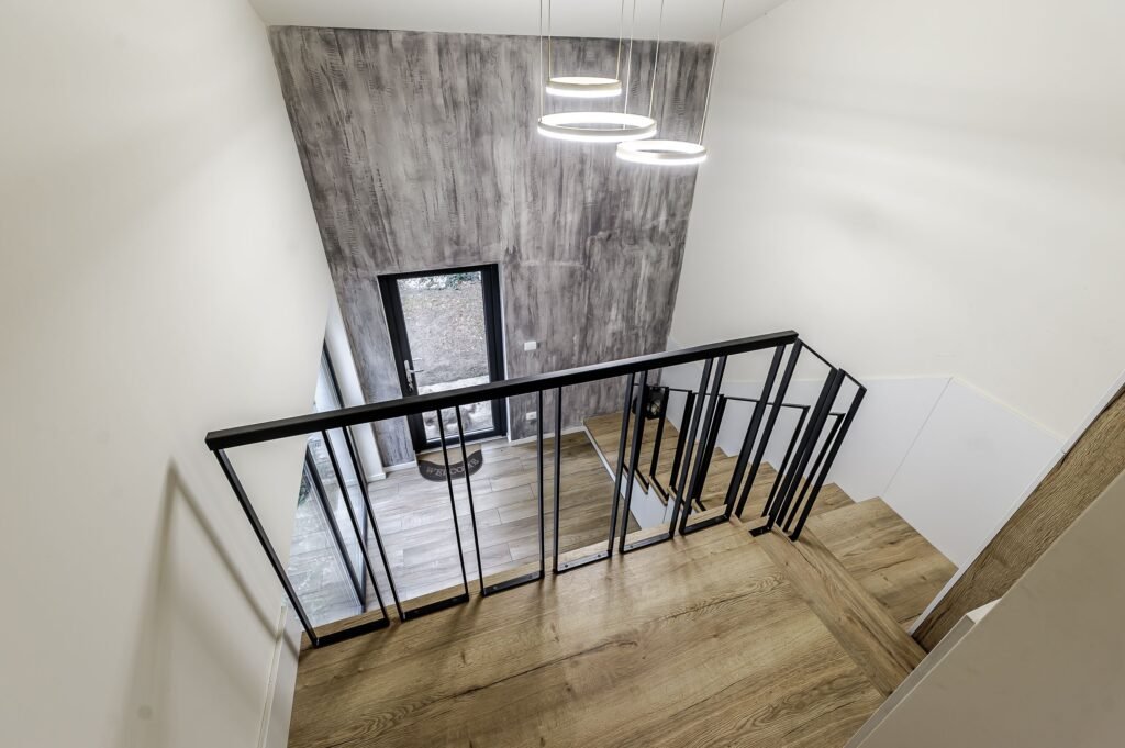 Apartament tip casa, cu gradina proprie, in zona centrala a Aradului De vânzare Apartament tip casa, cu gradina proprie, in zona centrala a Aradului în zona Ultracentral 3 camere 2 dormitoare Arad 3