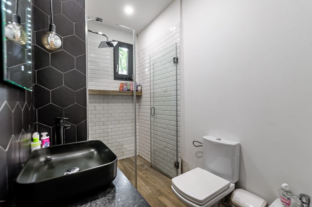 Apartament tip casa, cu gradina proprie, in zona centrala a Aradului De vânzare Apartament tip casa, cu gradina proprie, in zona centrala a Aradului în zona Ultracentral 3 camere 2 dormitoare Arad 7