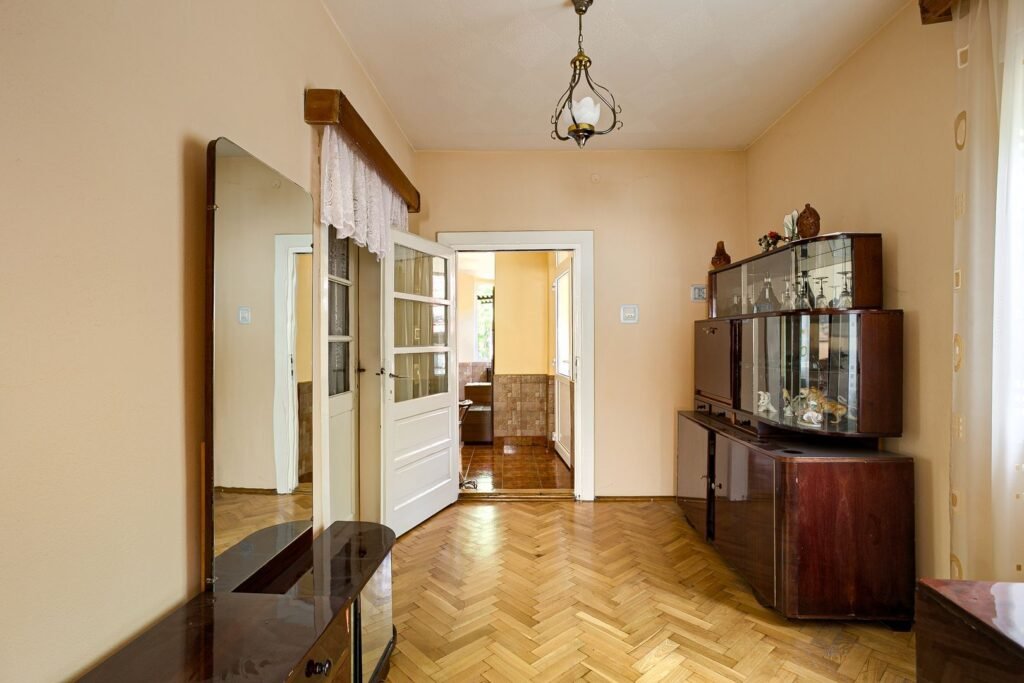 Casă cu potențial de renovat situată la doar 20 de minute de Arad De vânzare Casă cu potențial de renovat situată la doar 20 de minute de Arad în zona Arad 3 camere 2 dormitoare Arad 7