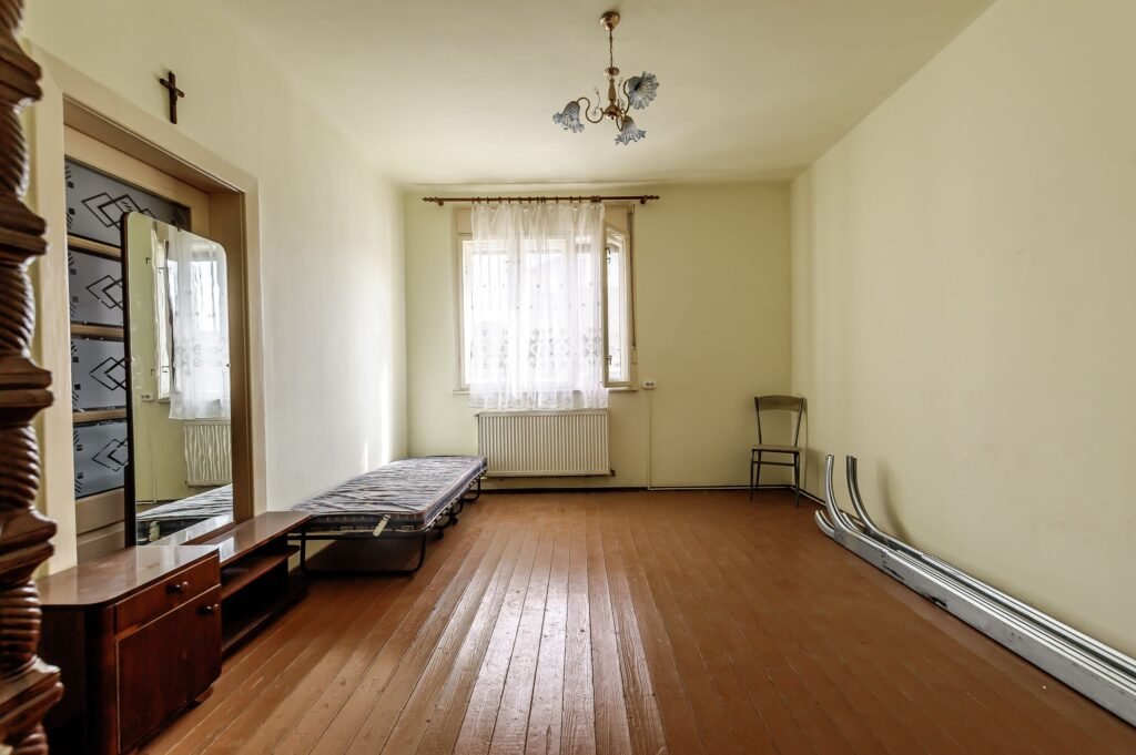 De vânzare Casa de caramida pe strada Plopilor in Vlaicu Comision 0 în zona Aurel Vlaicu 2 camere 1 dormitor Arad 3