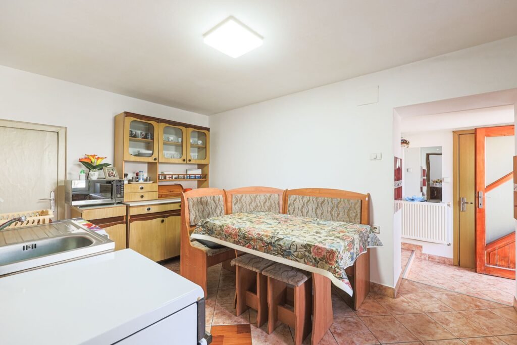 De vânzare Casă la doar 17 minute de Arad – preț sub 80.000 €! în zona Arad 4 camere 3 dormitoare Arad 1