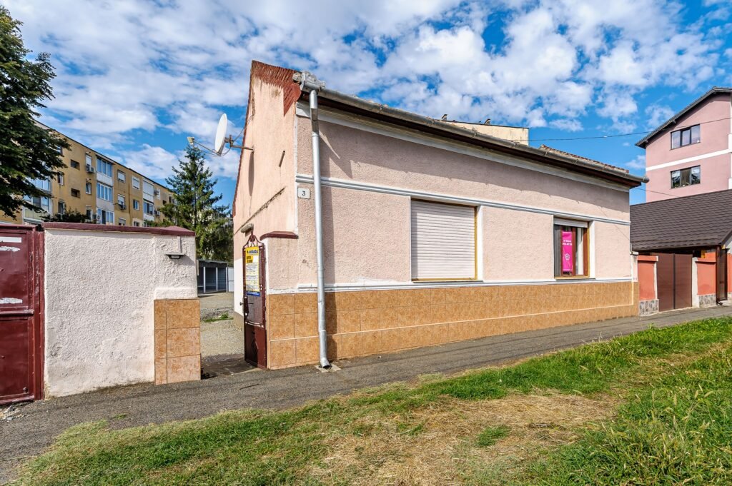 De vânzare Ocazie Casa de caramida pe strada Plopilor in Vlaicu Comision 0 în zona Aurel Vlaicu 2 camere 1 dormitor Arad 1