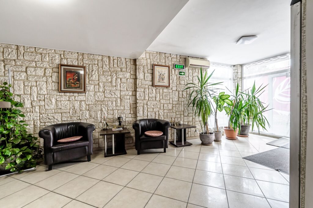 De vânzare Pensiune funcțională de vânzare pe Calea Radnei, Arad în zona Micalaca 26 camere 22 dormitoare Arad 1