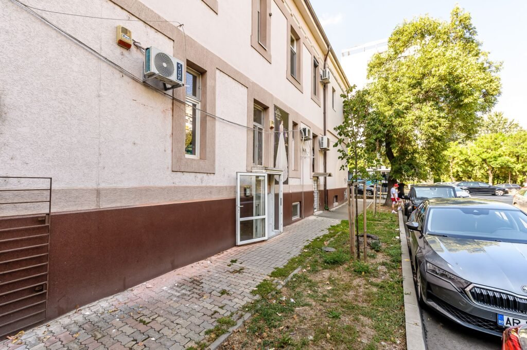 Spațiu comercial cu accesibilitate, str. Bolintineanu, lângă Podgoria De vânzare Spațiu comercial cu accesibilitate, str. Bolintineanu, lângă Podgoria în zona Central 2 camere Arad 1