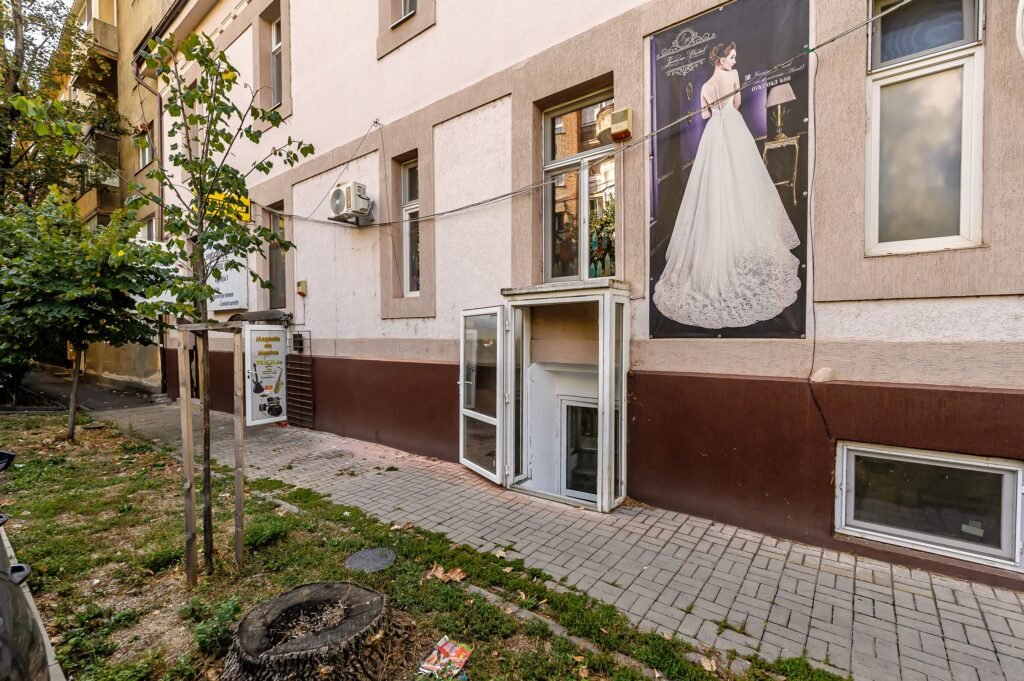 Spațiu comercial cu accesibilitate, str. Bolintineanu, lângă Podgoria De vânzare Spațiu comercial cu accesibilitate, str. Bolintineanu, lângă Podgoria în zona Central 2 camere Arad 11