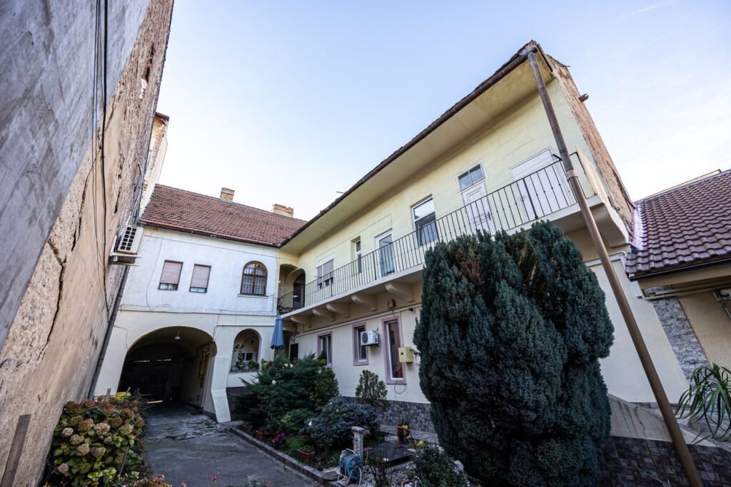 De vânzare 2 apartamente, 1 etaj, o oportunitate rară – ultracentral în zona Ultracentral 7 camere 5 dormitoare Arad 12