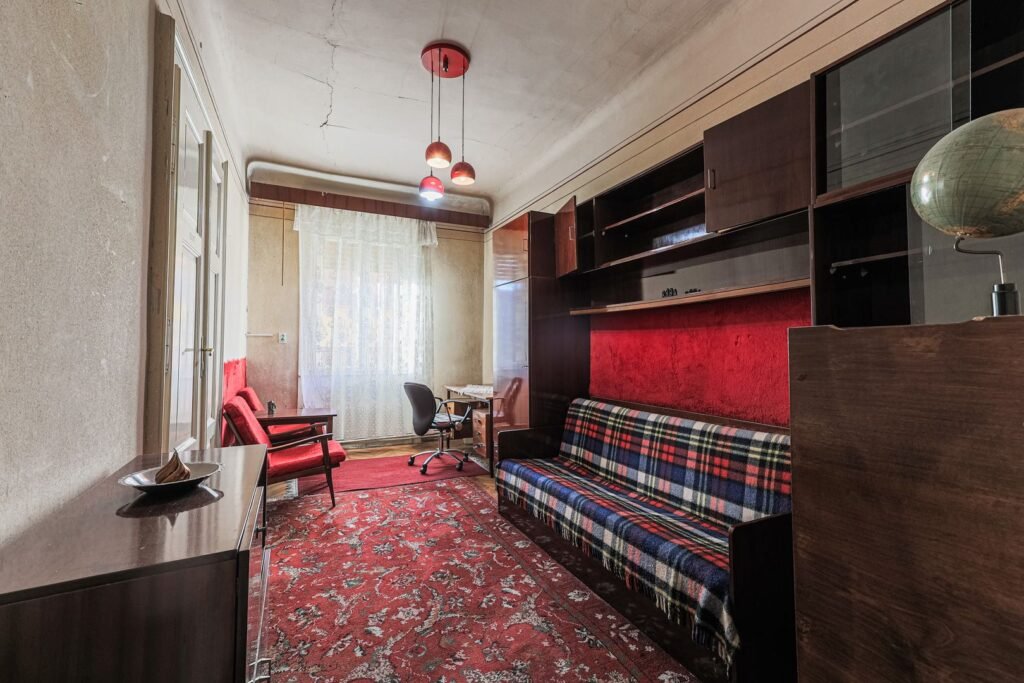 De vânzare 2 apartamente, 1 etaj, o oportunitate rară – ultracentral în zona Ultracentral 7 camere 5 dormitoare Arad 4