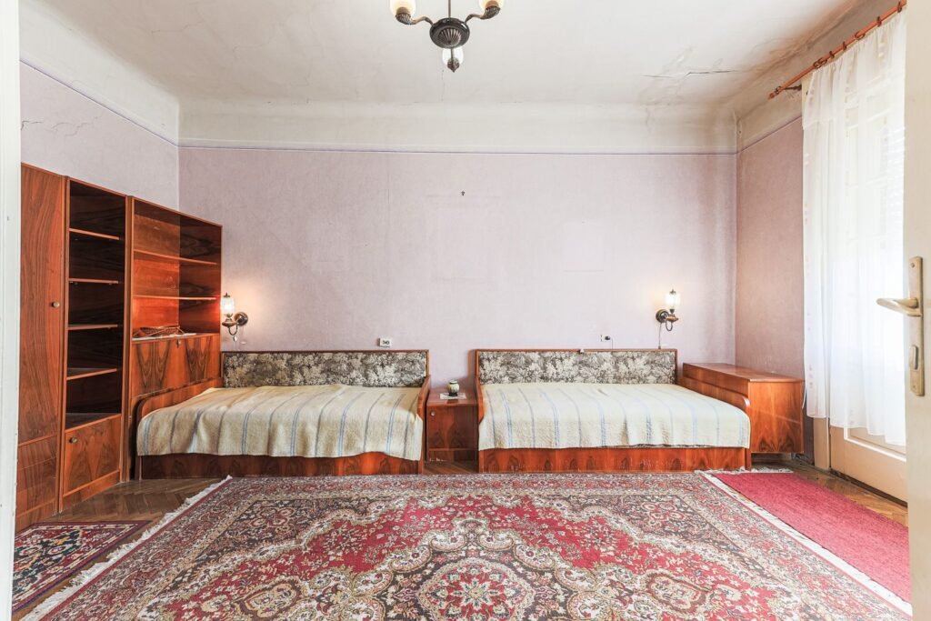 De vânzare 2 apartamente, 1 etaj, o oportunitate rară – ultracentral în zona Ultracentral 7 camere 5 dormitoare Arad 6