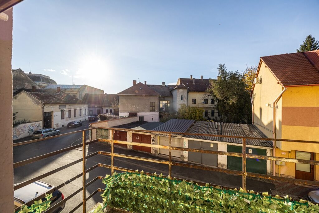 De vânzare 2 apartamente, 1 etaj, o oportunitate rară – ultracentral în zona Ultracentral 7 camere 5 dormitoare Arad 7