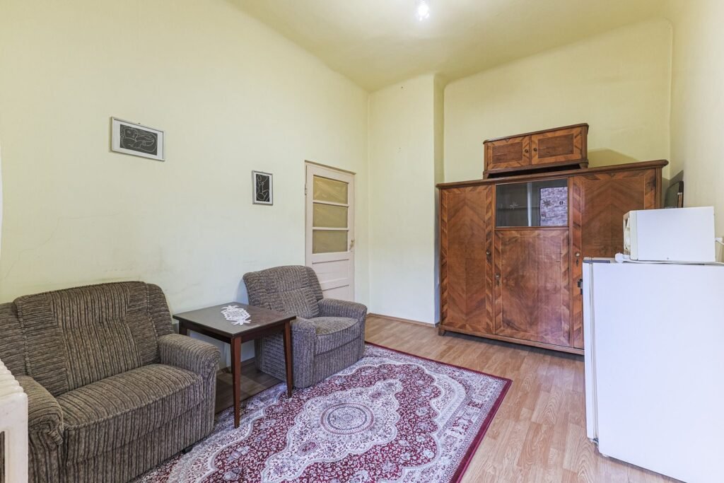 De vânzare 2 apartamente, 1 etaj, o oportunitate rară – ultracentral în zona Ultracentral 7 camere 5 dormitoare Arad 9