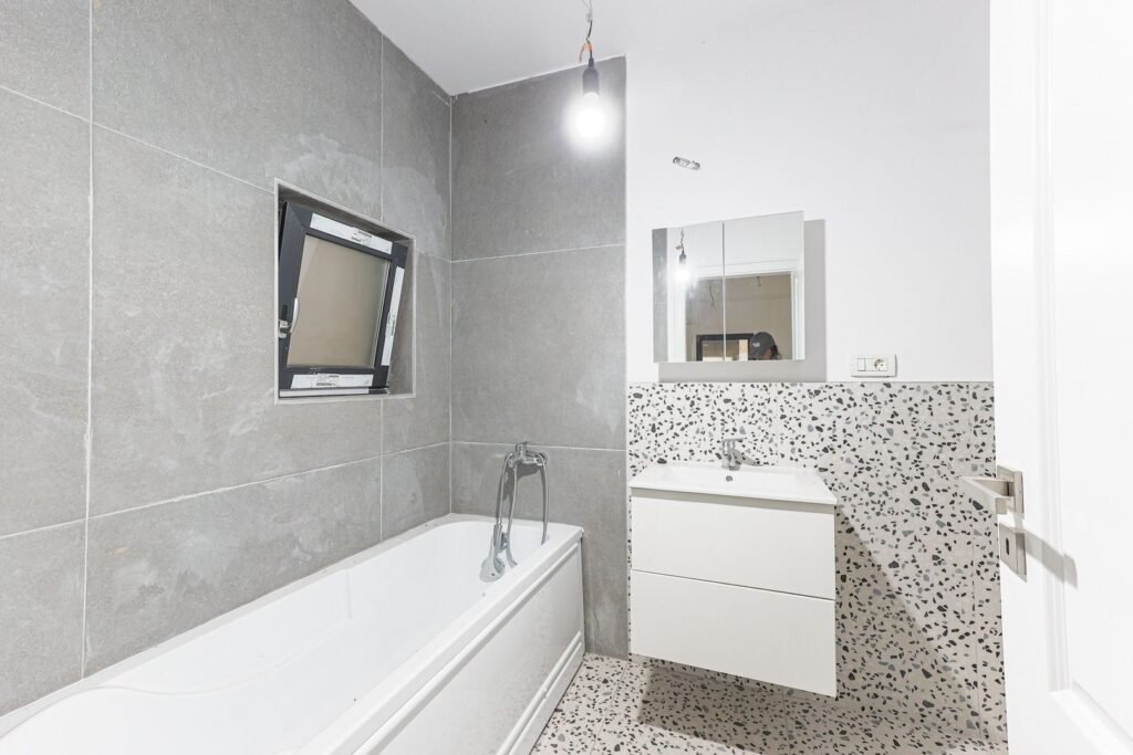 De vânzare Apartament nou, ultracentral, cu loc de parcare privat | 110.000 € în zona Central 2 camere 1 dormitor Arad 12