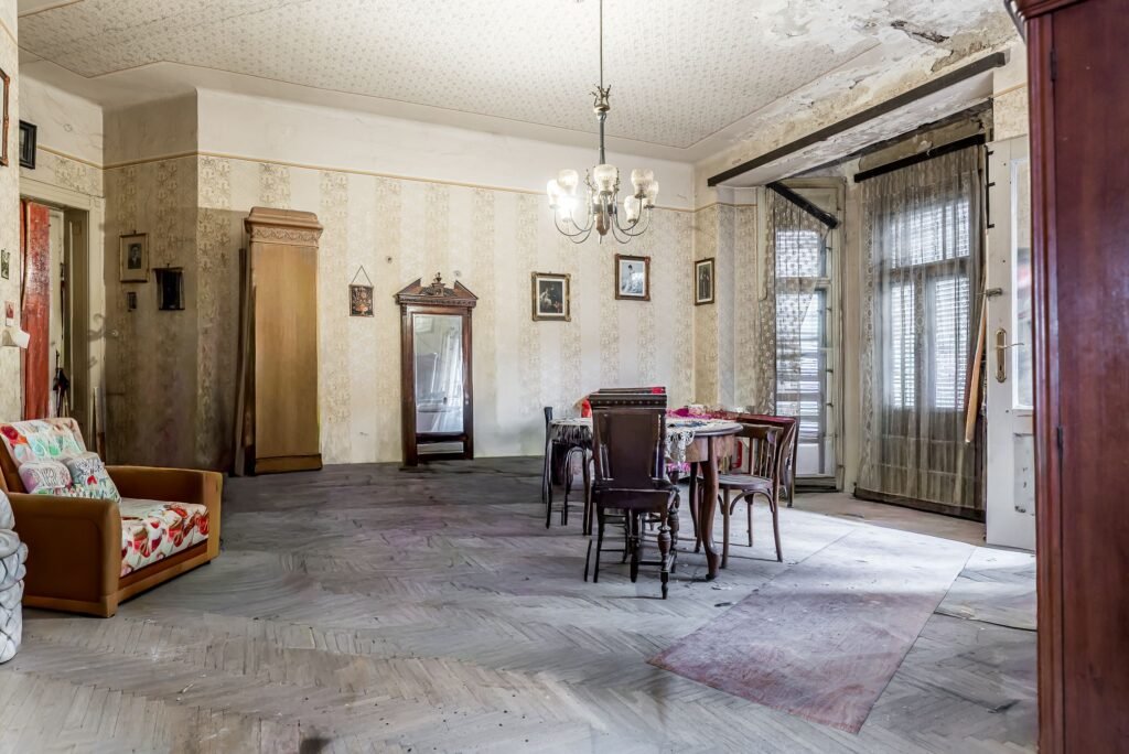 Apartament ultracentral cu 4 camere partial amenajat Comision 0 De vânzare Apartament ultracentral cu 4 camere partial amenajat Comision 0 în zona Ultracentral 4 camere 3 dormitoare Arad 1