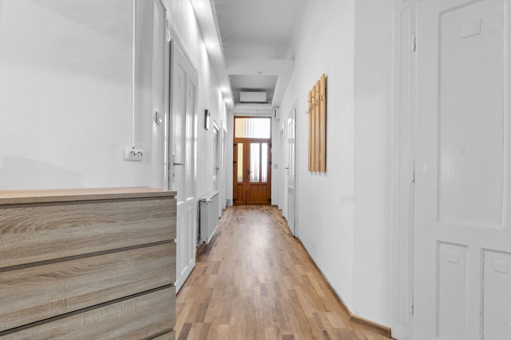 Apartament ultracentral cu 4 camere partial amenajat Comision 0 De vânzare Apartament ultracentral cu 4 camere partial amenajat Comision 0 în zona Ultracentral 4 camere 3 dormitoare Arad 1