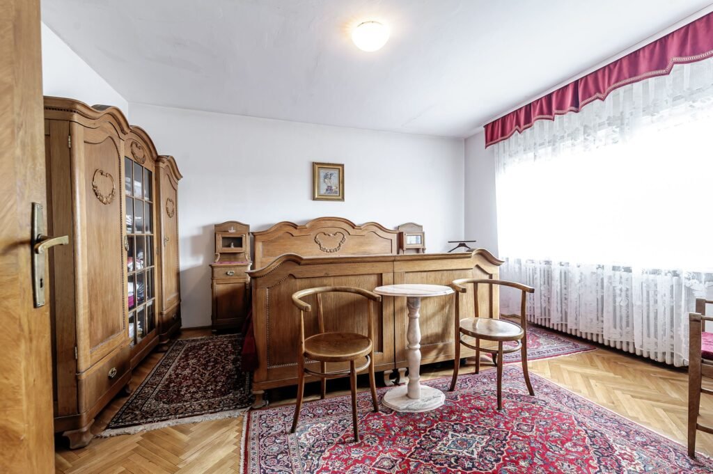 De vânzare Casă din cărămidă cu 8 camere – zonă liniștită, LIPOVA în zona Nord-Est 8 camere 4 dormitoare Arad 6