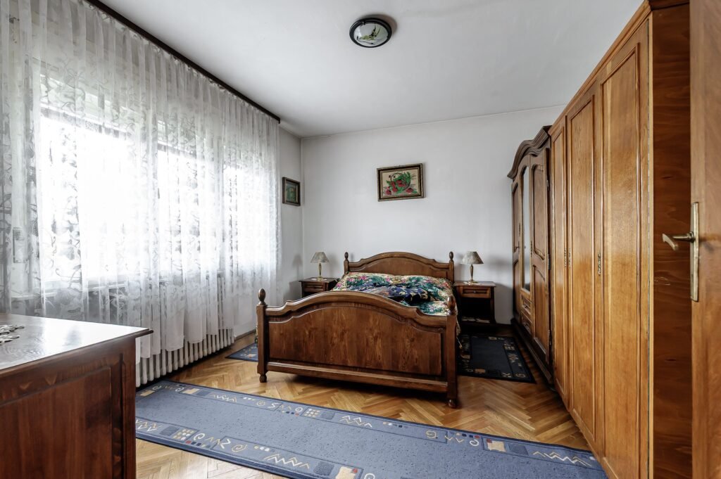 De vânzare Casă din cărămidă cu 8 camere – zonă liniștită, LIPOVA în zona Nord-Est 8 camere 4 dormitoare Arad 7