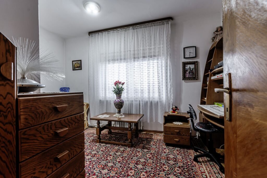 De vânzare Casă din cărămidă cu 8 camere – zonă liniștită, LIPOVA în zona Nord-Est 8 camere 4 dormitoare Arad 8