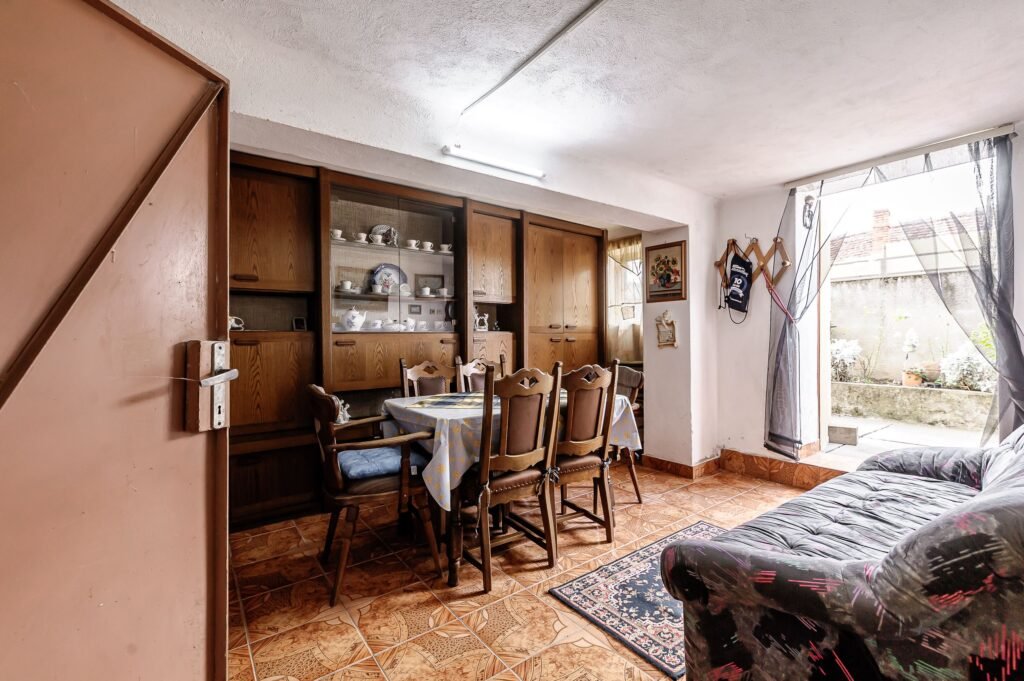 De vânzare Casă din cărămidă cu 8 camere – zonă liniștită, LIPOVA în zona Nord-Est 8 camere 4 dormitoare Arad 9