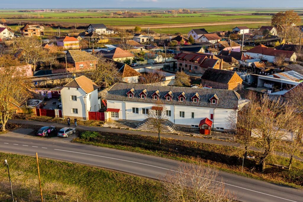 De vânzare Clădire potrivită pentru proiecte educaționale sau de îngrijire în zona Arad 11 camere 7 dormitoare Arad 1