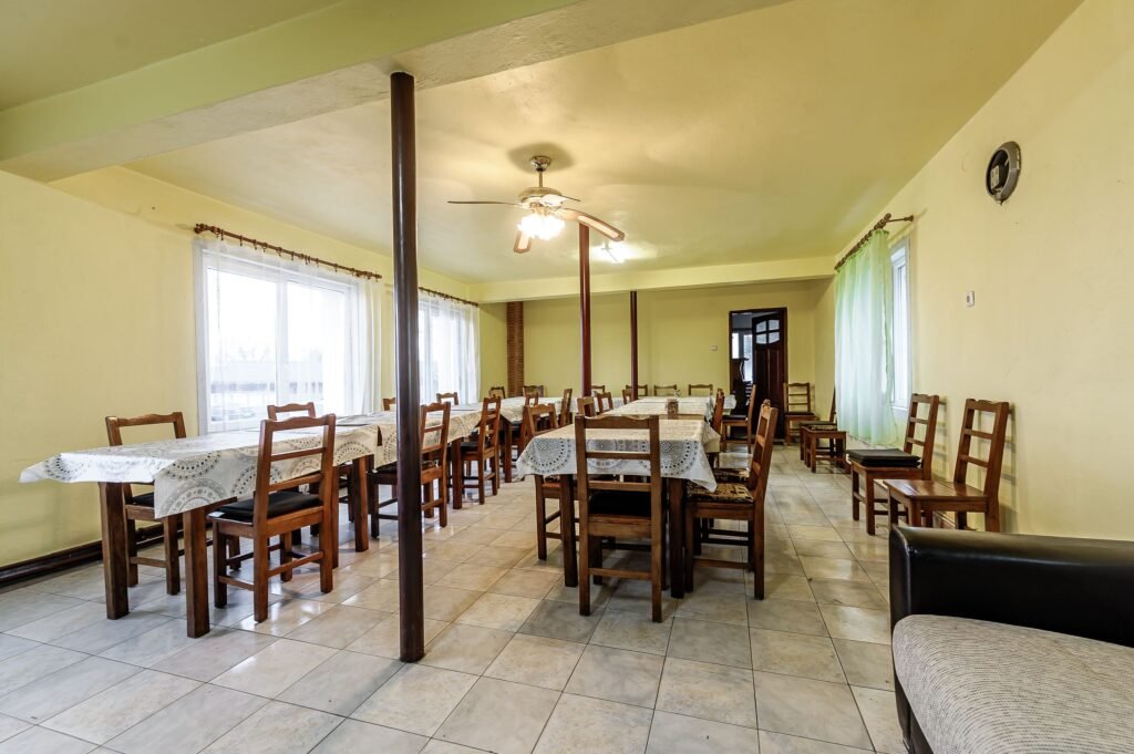 De vânzare Clădire potrivită pentru proiecte educaționale sau de îngrijire în zona Arad 11 camere 7 dormitoare Arad 1