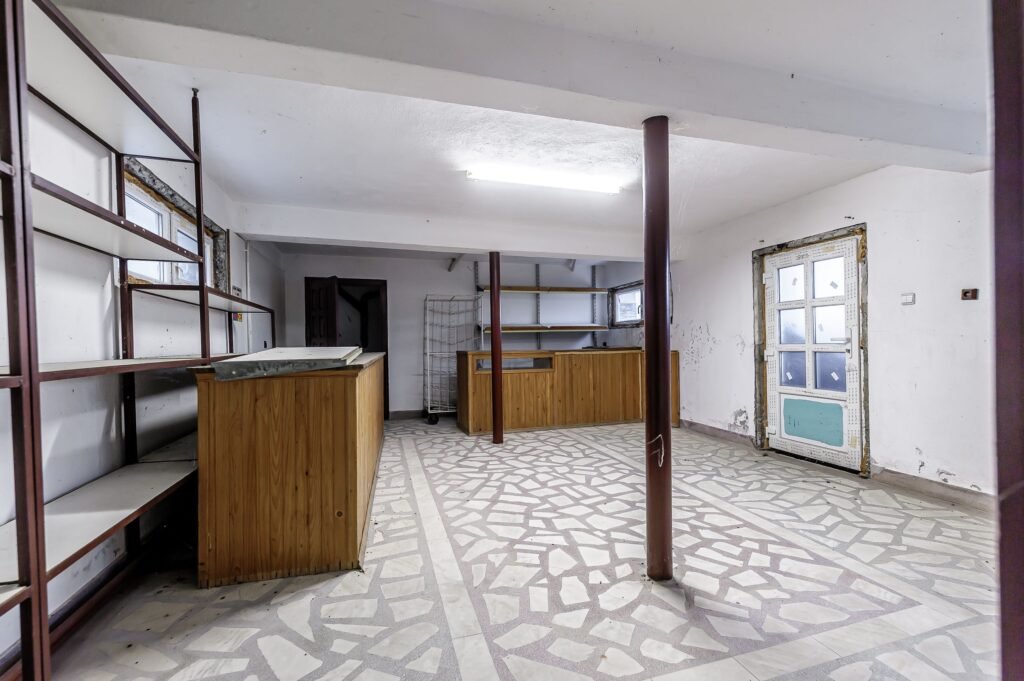 De vânzare Clădire potrivită pentru proiecte educaționale sau de îngrijire în zona Arad 11 camere 7 dormitoare Arad 10