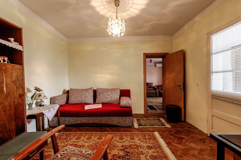 REZERVAT Casa cu teren generos in Zimandcuz Comision 0% De vânzare REZERVAT Casa cu teren generos in Zimandcuz Comision 0% în zona Arad 3 camere 2 dormitoare Arad 3