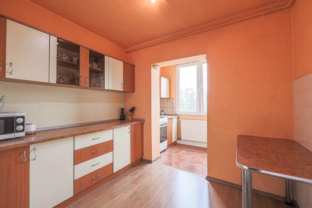 De vânzare Rezervat Apartament cu 3 camere decomandat in Zona 300 în zona Micalaca 3 camere 2 dormitoare Arad 1